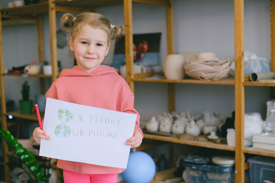 Vrolijke dolfijn met pompoenen in kinderkamer.
