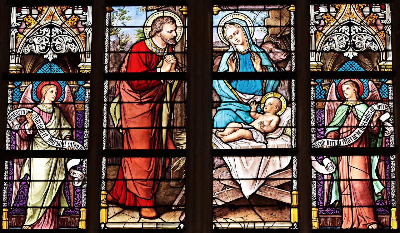 Klassiek glas-in-lood in stijlvolle badkameromgeving.