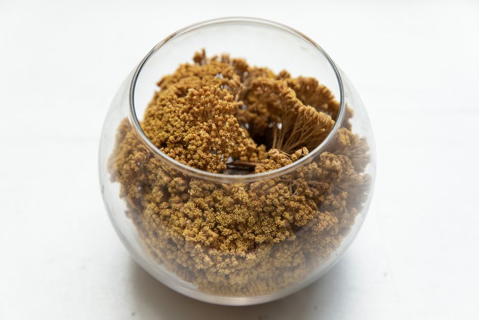 Lavendelpotpourri in kleurrijke stoffen zakjes.