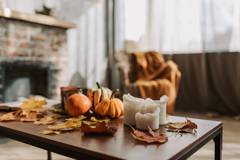 Herfstdecoratie met pompoenen op vensterbank. Herfstdecoratie met pompoenen op vensterbank.