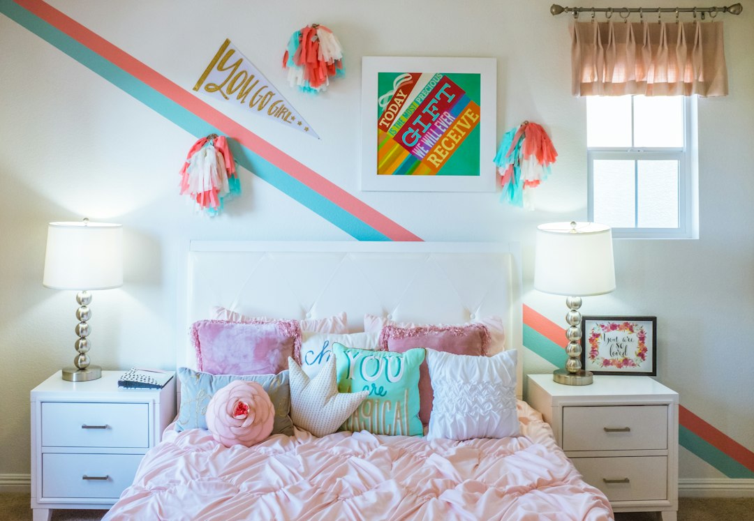 Durf designposters van koala’s toe te voegen aan kinderkamers voor een speels accent
