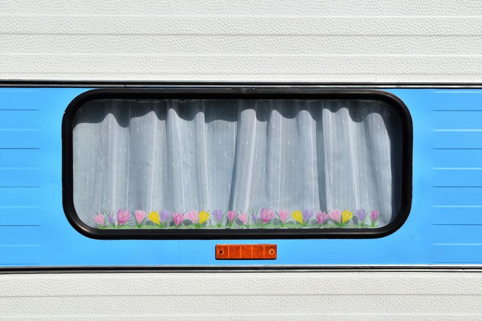 Kleurrijke gordijntjes verfraaien een caravaninterieur. Kleurrijke gordijntjes verfraaien een caravaninterieur.