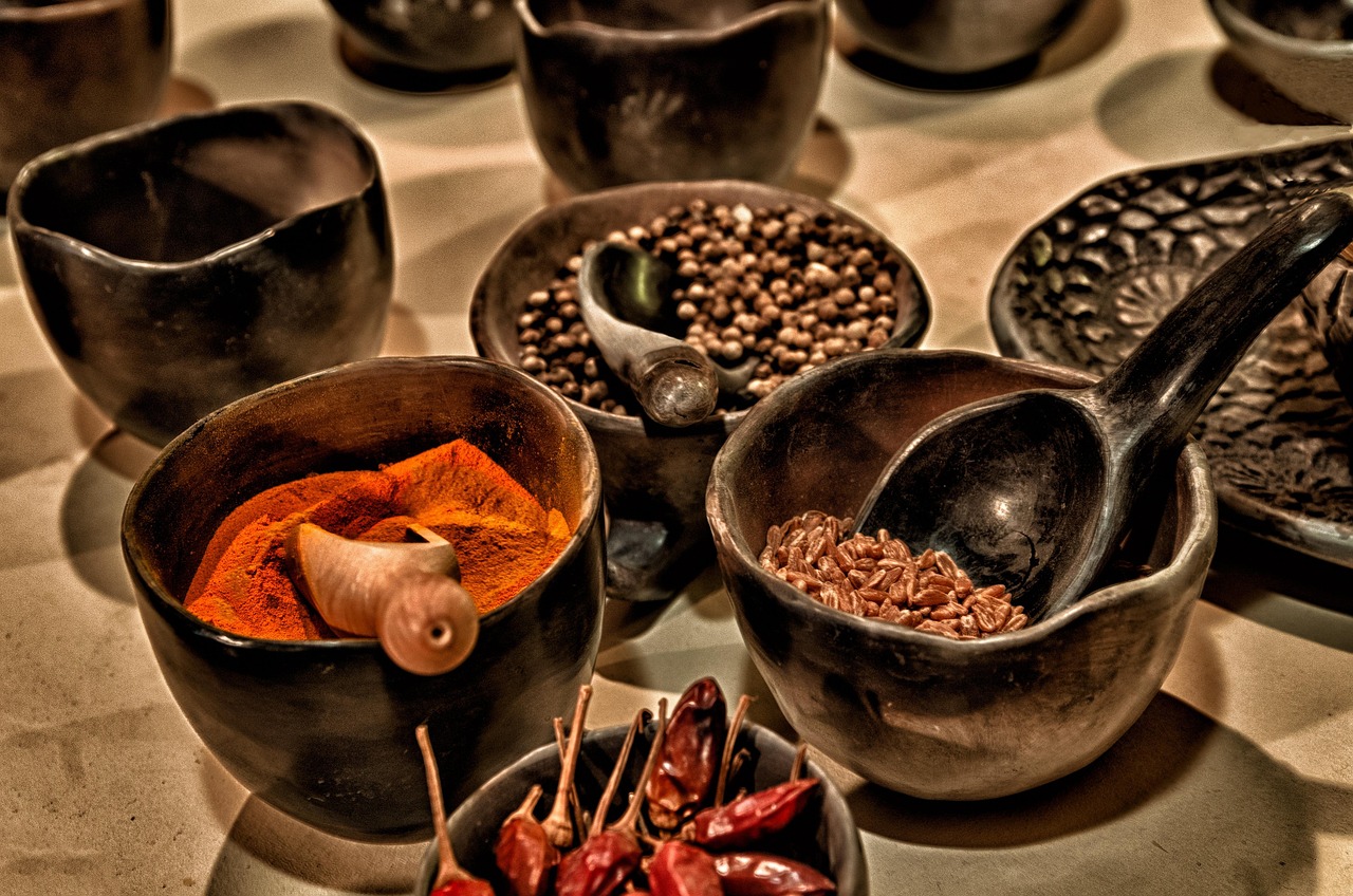 Decoratieve hete pepers aan herfsttafel. Decoratieve hete pepers aan herfsttafel.